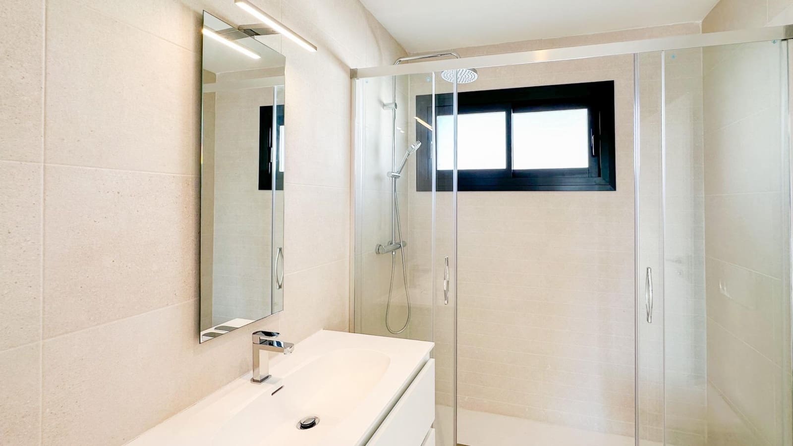 2 soverom Leilighet til leie i Malaga by med svømmebasseng garasje - € 2 200 (Ref: 9353568)