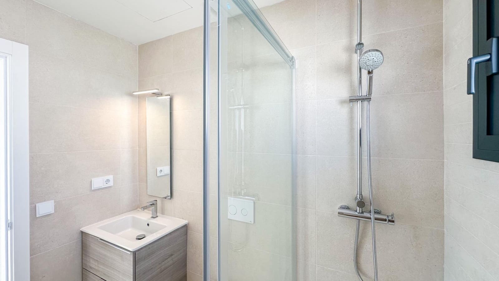 2 soverom Leilighet til leie i Malaga by med svømmebasseng garasje - € 2 200 (Ref: 9353568)