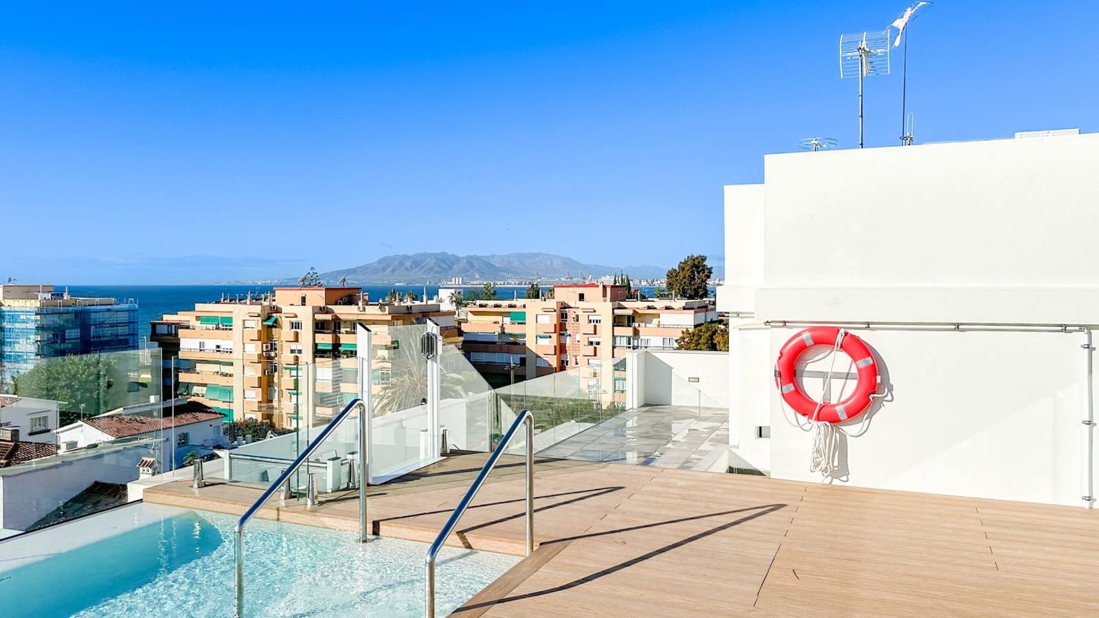 2 soverom Leilighet til leie i Malaga by med svømmebasseng garasje - € 2 200 (Ref: 9353568)