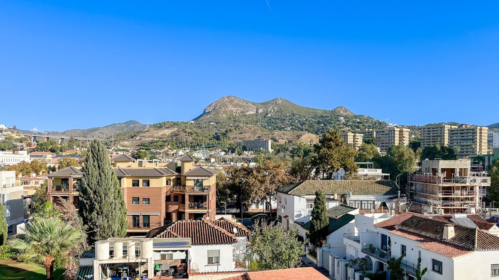 2 soverom Leilighet til leie i Malaga by med svømmebasseng garasje - € 2 200 (Ref: 9353568)