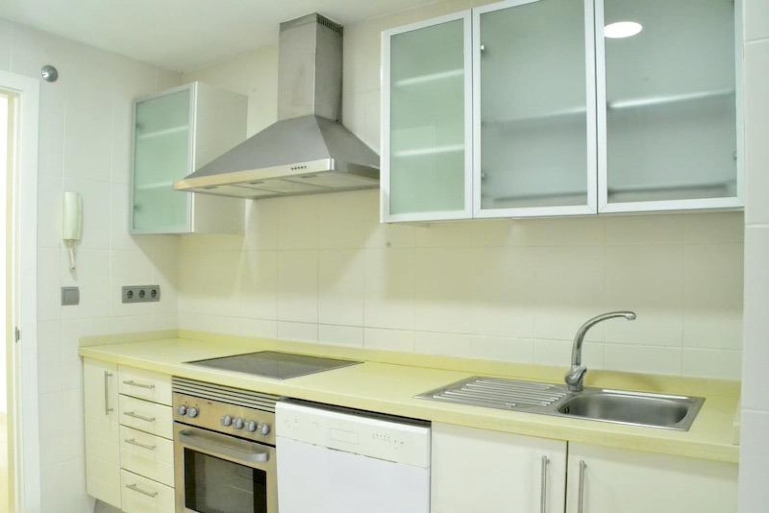 2 bedroom Flat for rent in Santa Cruz de Tenerife with garage - € 900 (Ref: 9408266)