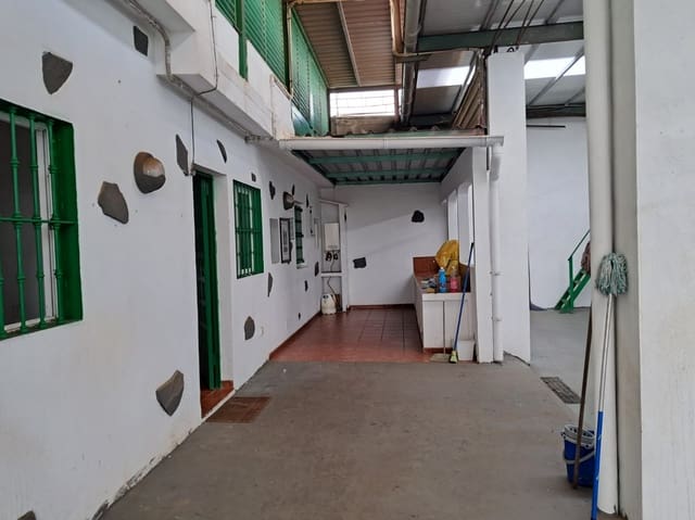 Commercial for rent in San Cristóbal de La Laguna - € 1,800 (Ref: 9525914)