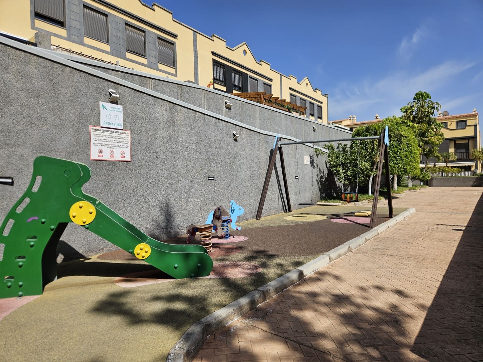 3 bedroom Villa for sale in San Miguel de Abona with garage - € 395,000 (Ref: 9614586)