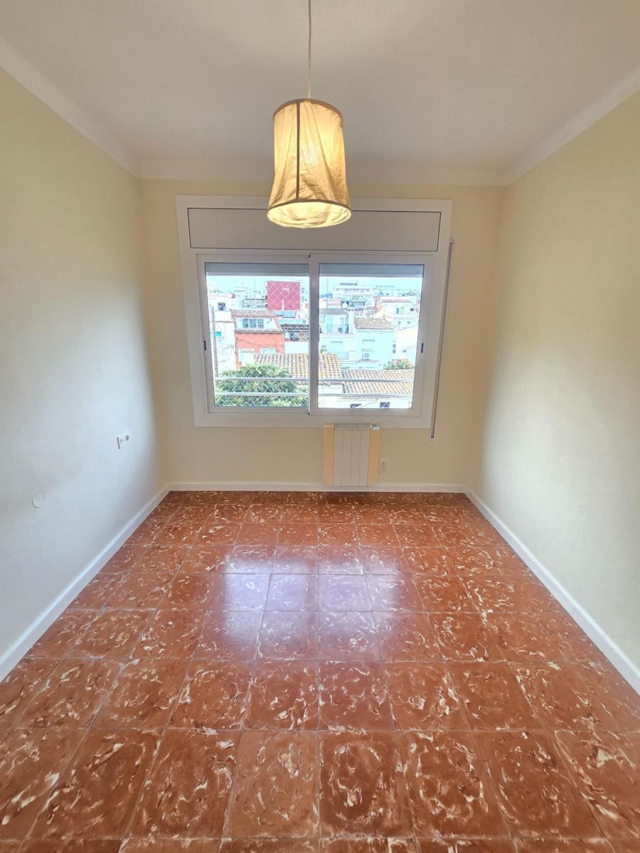 2 slaapkamer Flat te huur in El Masnou - € 940 (Ref: 10072623)