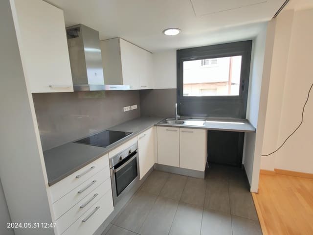 2 slaapkamer Flat te huur in El Masnou - € 996 (Ref: 8352213)