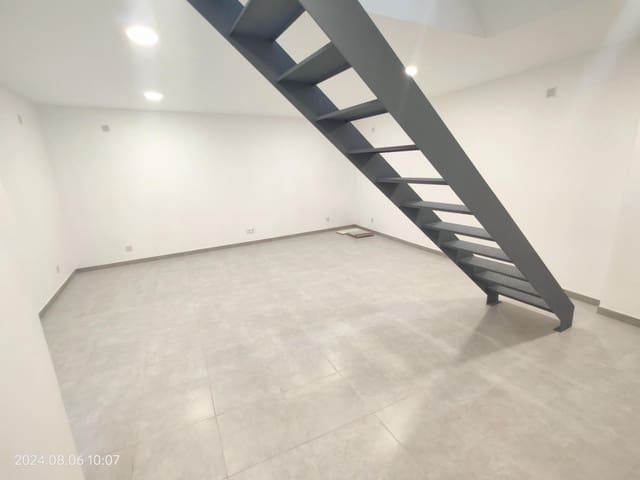 Commercial for rent in La Teixonera, Barcelona city - € 800 (Ref: 8458085)