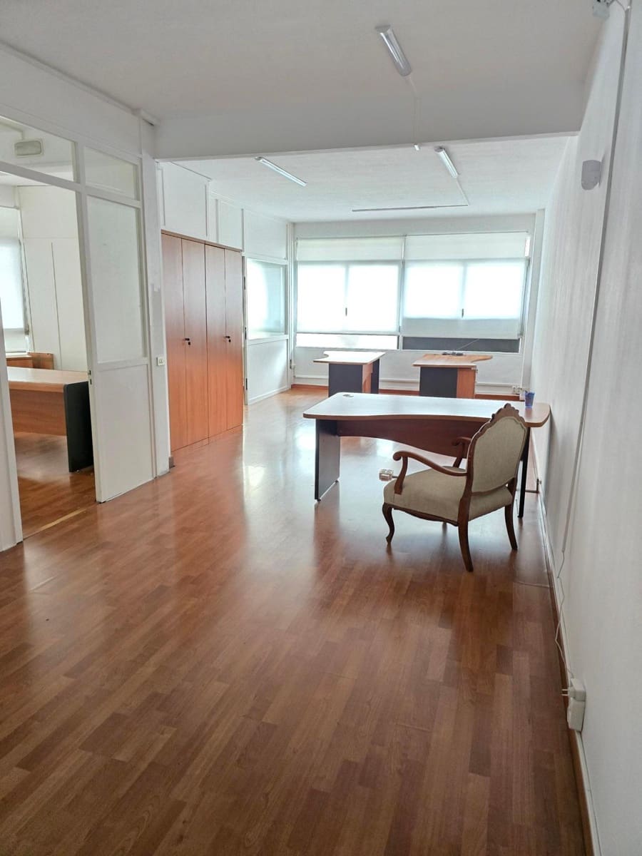 Kontor til leje i Barcelona by - € 900 (Ref: 8773549)