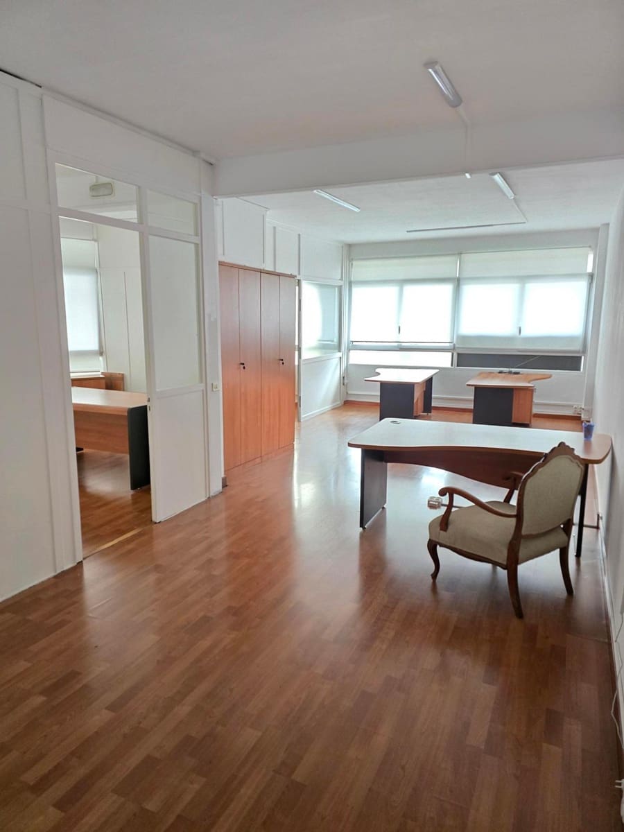 Kontor til leje i Barcelona by - € 900 (Ref: 8773549)