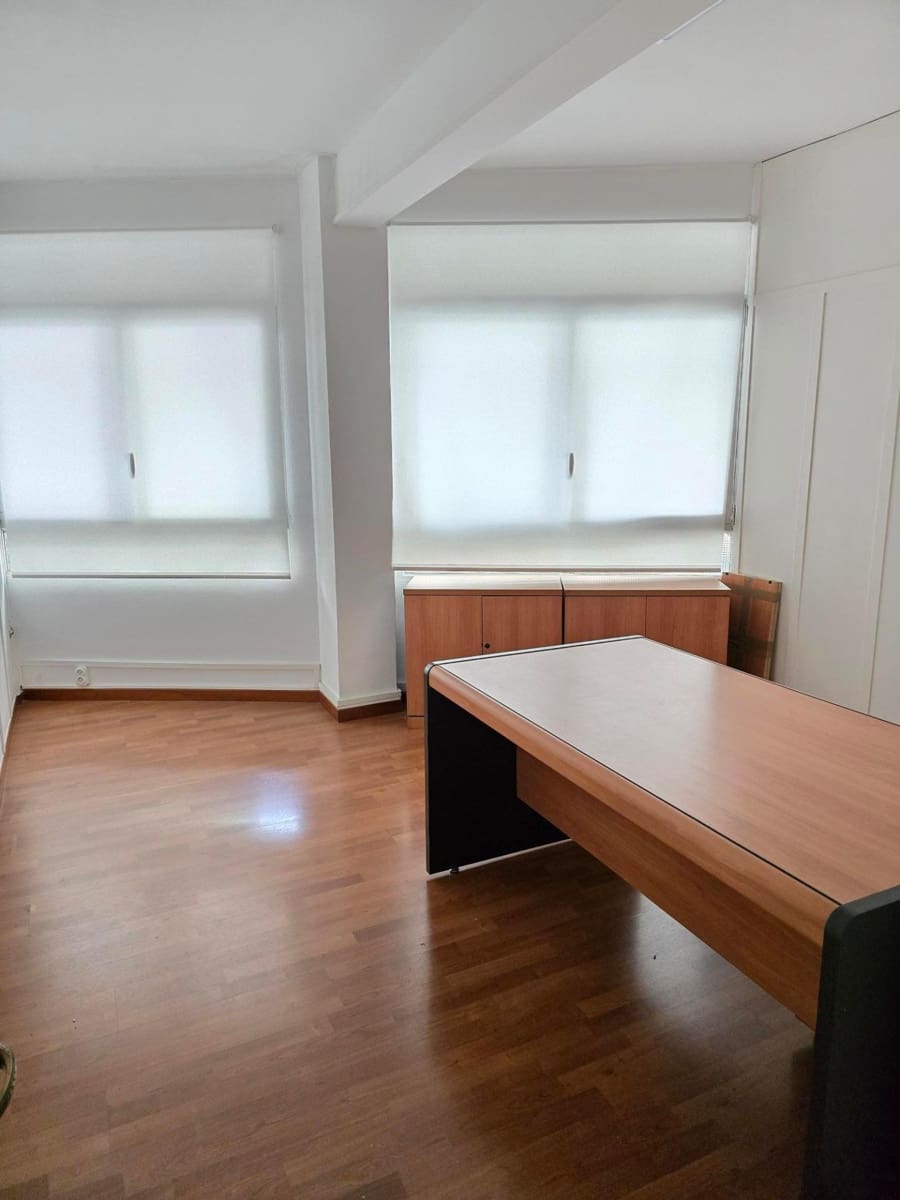 Kontor til leje i Barcelona by - € 900 (Ref: 8773549)