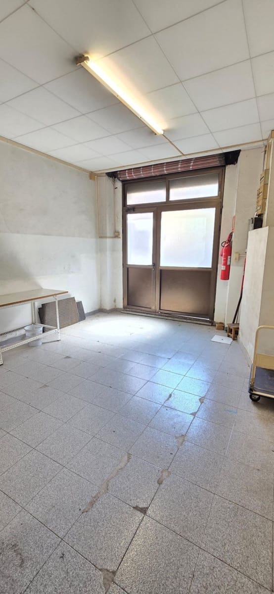 Commercieel te koop in Barcelona stad - € 300.000 (Ref: 9159646)