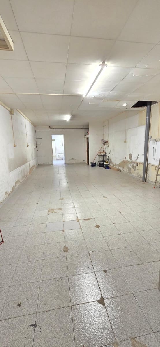 Commercieel te koop in Barcelona stad - € 300.000 (Ref: 9159646)