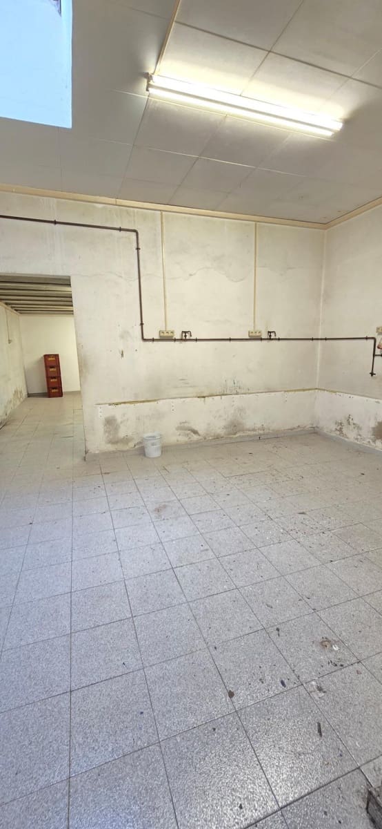 Commercieel te koop in Barcelona stad - € 300.000 (Ref: 9159646)