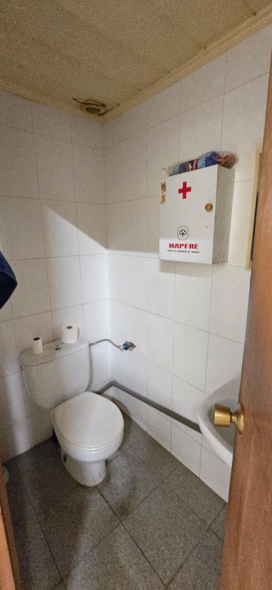 Commercieel te koop in Barcelona stad - € 300.000 (Ref: 9159646)