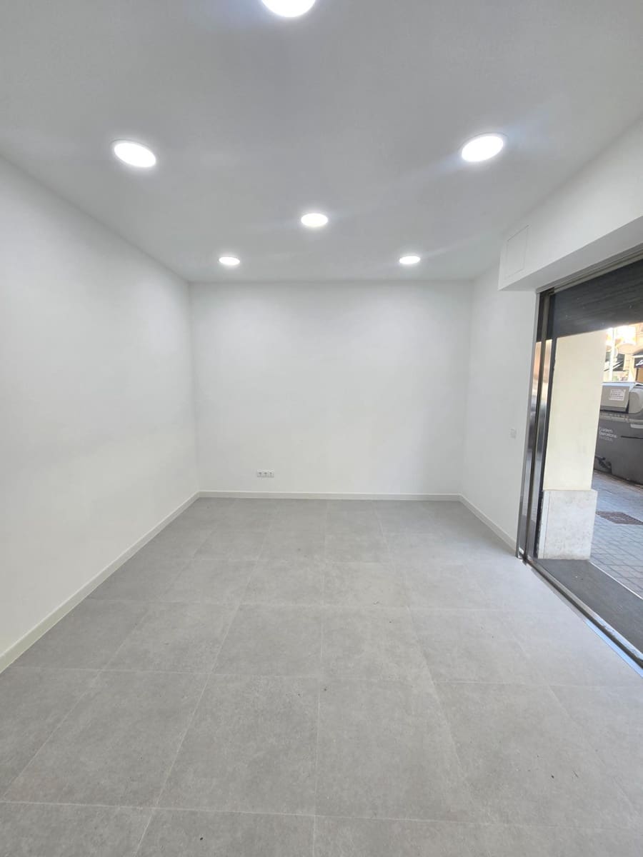Commercial for rent in Barcelona city - € 1,000 (Ref: 9491634)