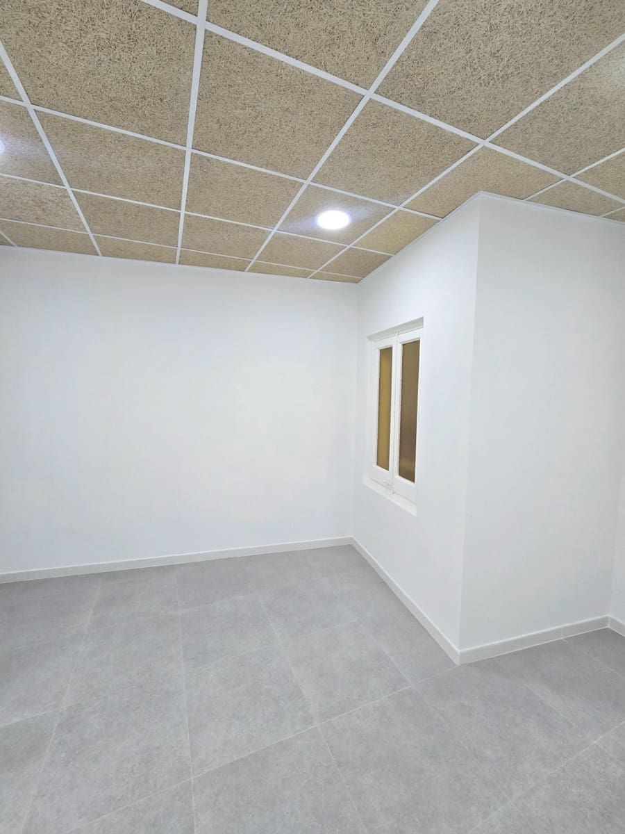Commercial for rent in Barcelona city - € 1,000 (Ref: 9491634)
