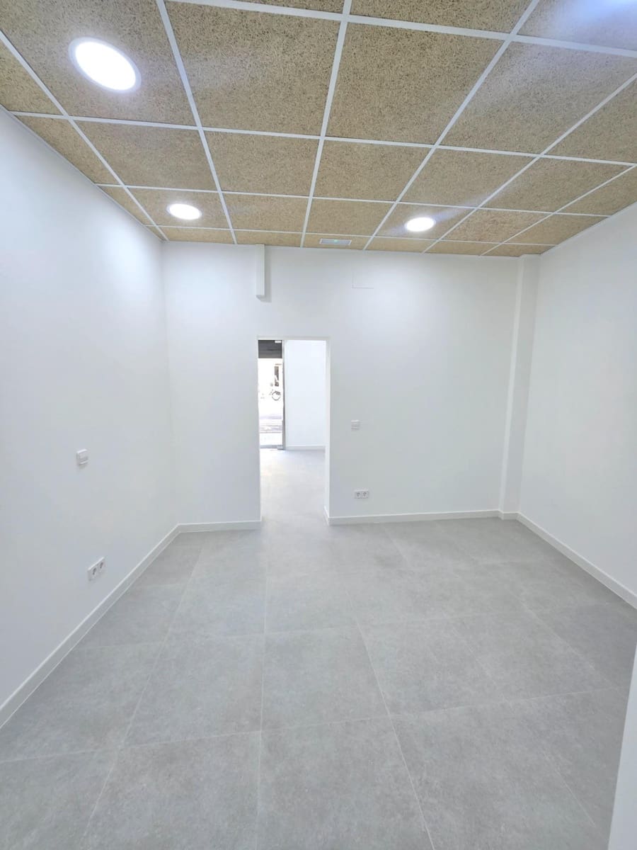 Commercial for rent in Barcelona city - € 1,000 (Ref: 9491634)