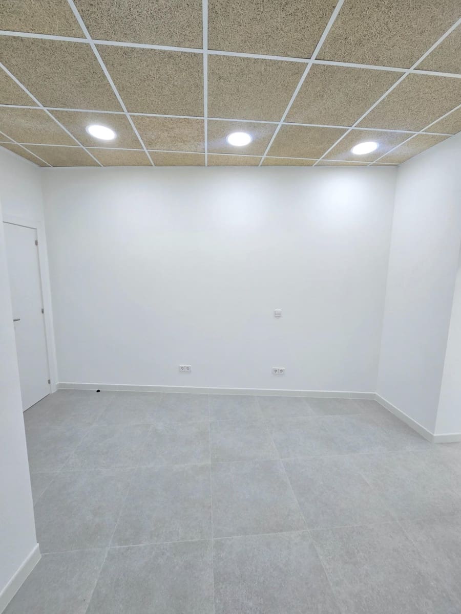 Commercial for rent in Barcelona city - € 1,000 (Ref: 9491634)