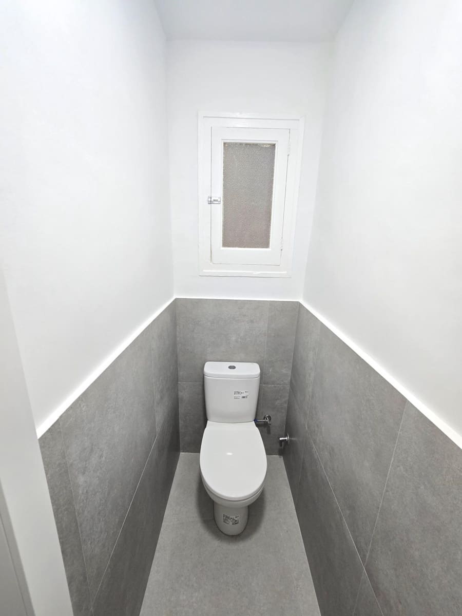 Commercial for rent in Barcelona city - € 1,000 (Ref: 9491634)