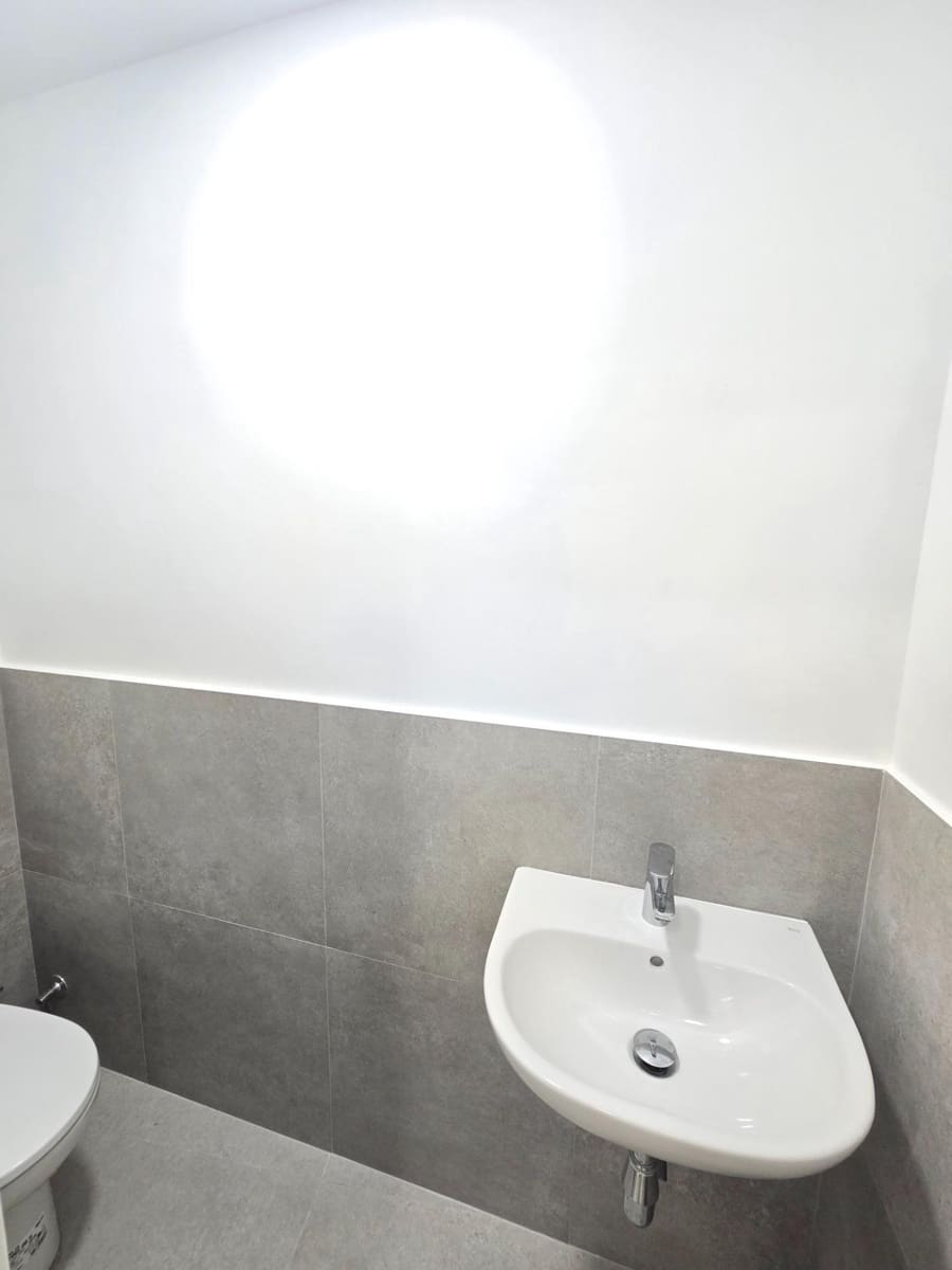 Commercial for rent in Barcelona city - € 1,000 (Ref: 9491634)