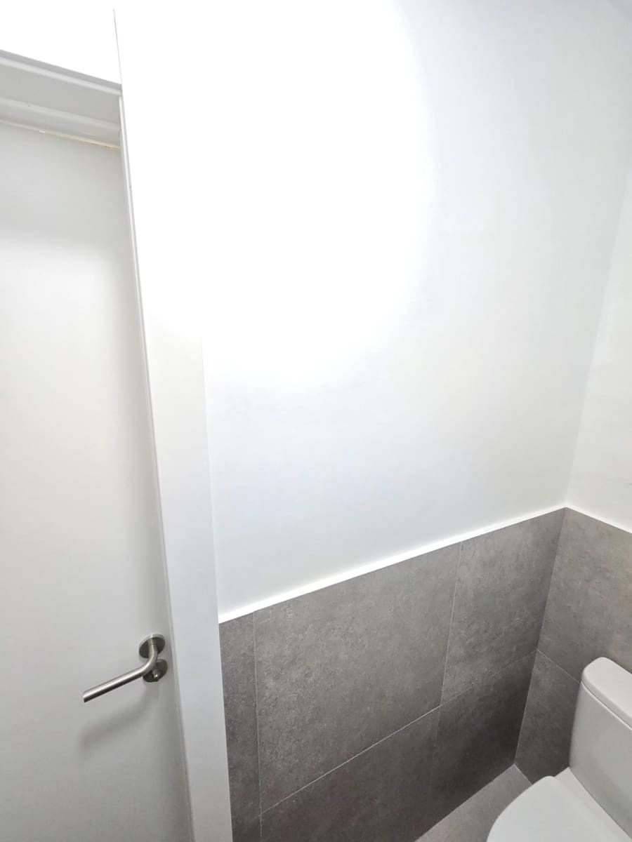 Commercial for rent in Barcelona city - € 1,000 (Ref: 9491634)