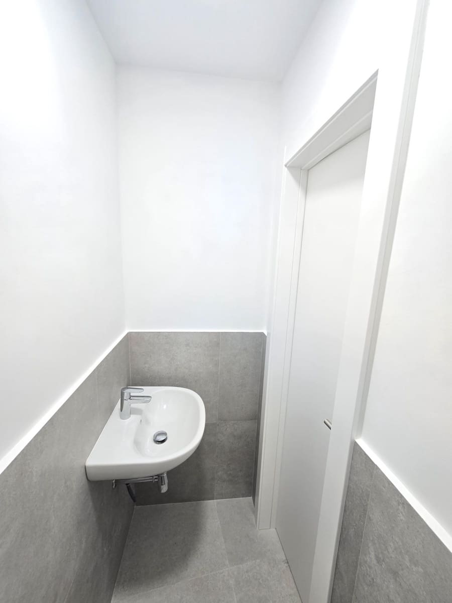 Commercial for rent in Barcelona city - € 1,000 (Ref: 9491634)