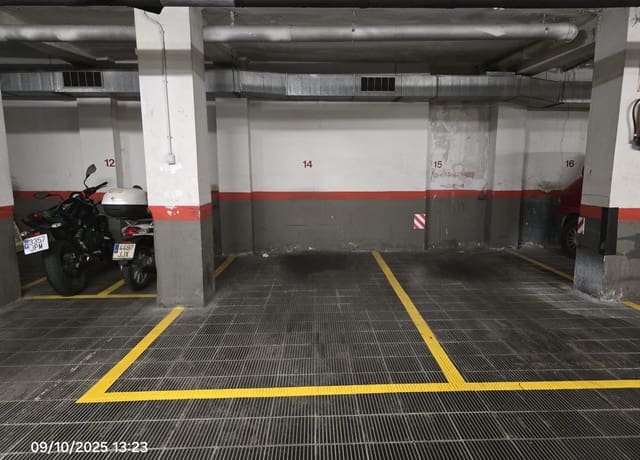 Garage til salg i Sants, Barcelona by - € 18.000 (Ref: 9940344)
