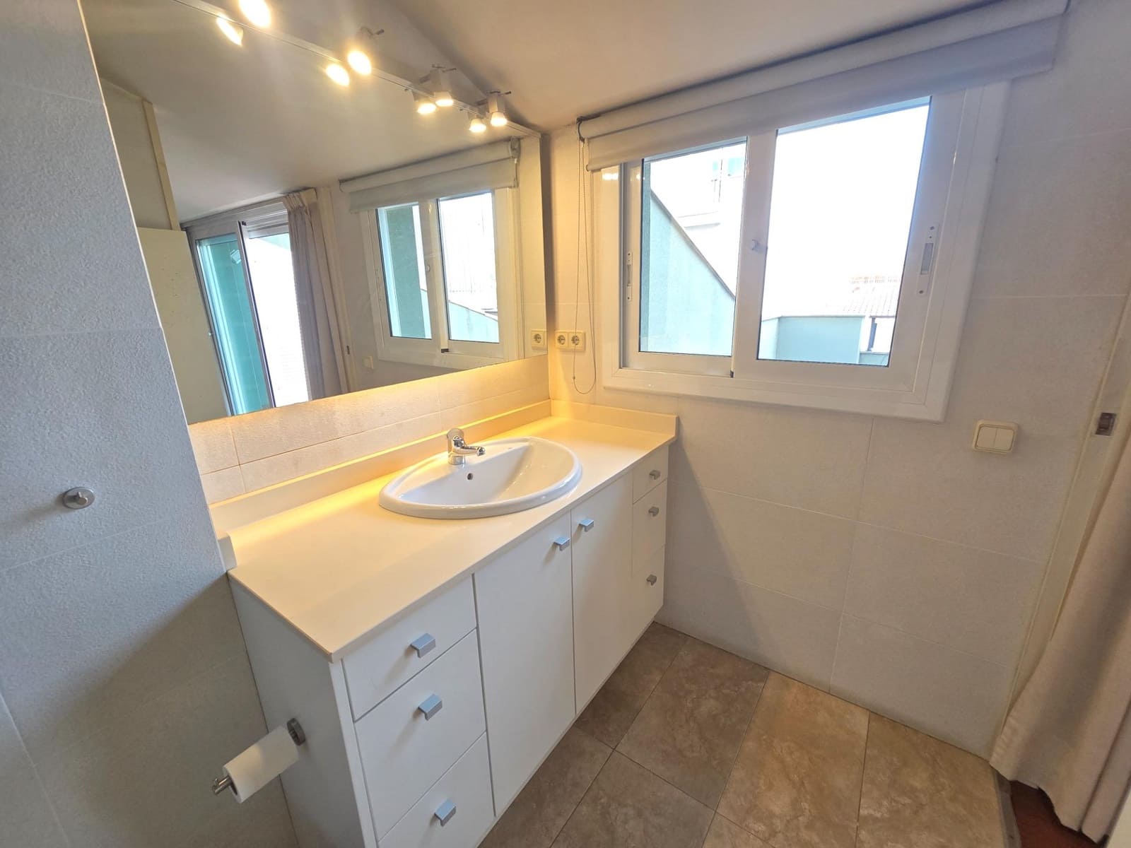 3 bedroom Apartment for rent in El Masnou - € 1,931 (Ref: 9945919)