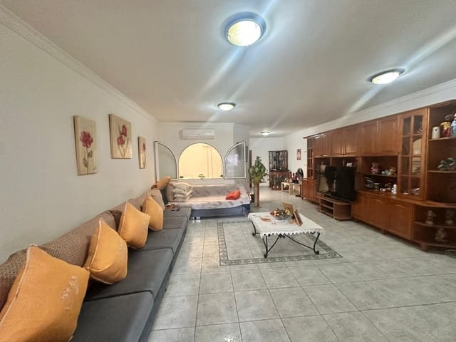 4 soveværelse Villa til salg i Santa Lucía de Tirajana med garage - € 469.999 (Ref: 8705210)