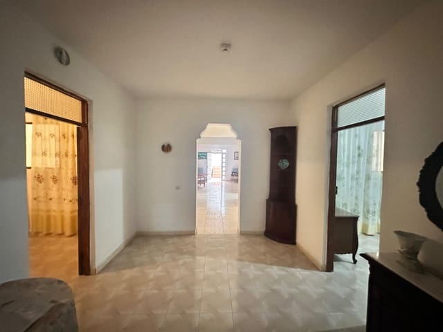 6 bedroom Villa for sale in Santa Lucía de Tirajana - € 232,000 (Ref: 8843543)