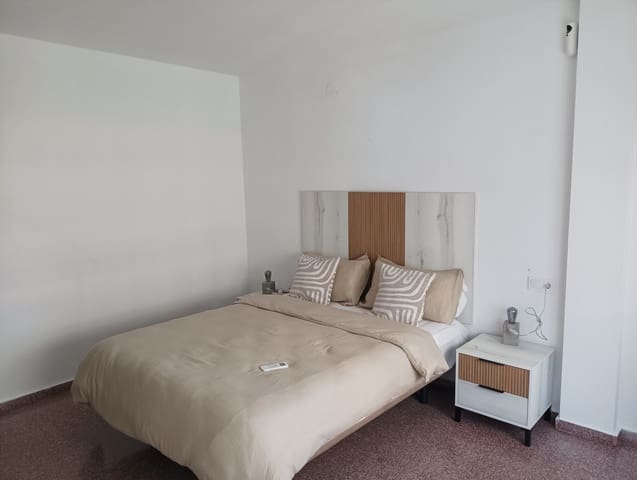 2 bedroom Beach Apartment for rent in Torrevieja with garage - € 1,100 (Ref: 9158367)