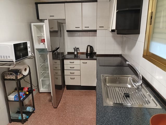 2 bedroom Beach Apartment for rent in Torrevieja with garage - € 1,100 (Ref: 9158367)