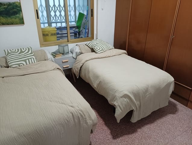 2 bedroom Beach Apartment for rent in Torrevieja with garage - € 1,100 (Ref: 9158367)