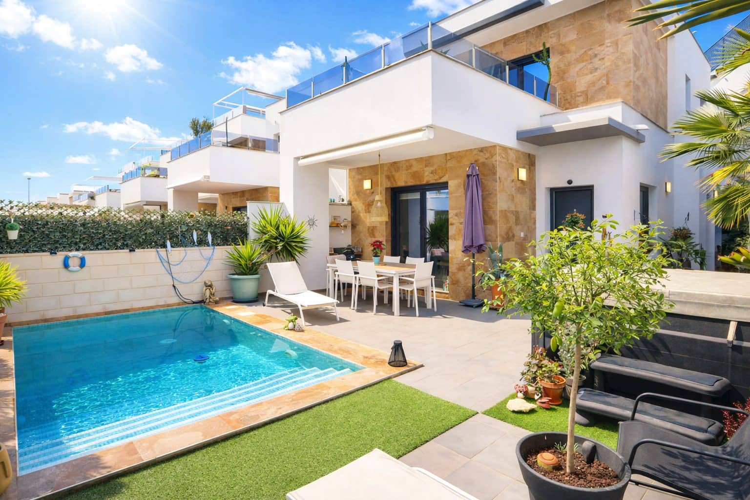 Chalet de 3 habitaciones en Benijófar en venta con piscina garaje - 359.990 € (Ref: 9557367)