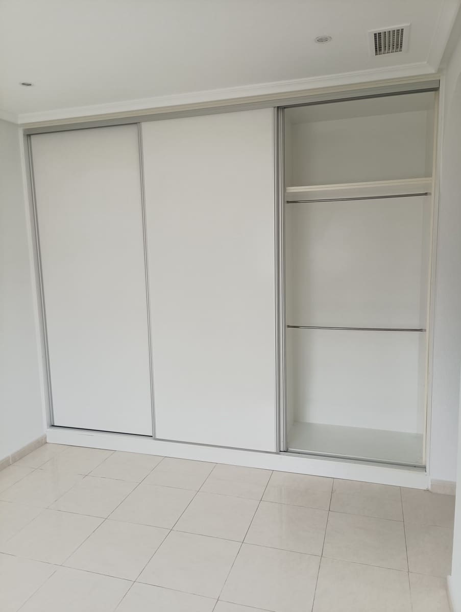 4 makuuhuone Huvila myytävänä paikassa Catral mukana uima-altaan 
autotalli - 425 000 € (Ref: 9588230)