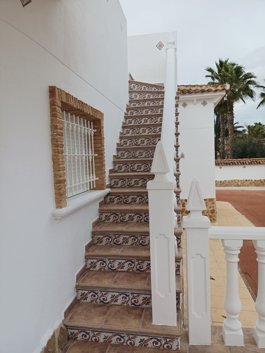 4 makuuhuone Huvila myytävänä paikassa Catral mukana uima-altaan 
autotalli - 425 000 € (Ref: 9588230)