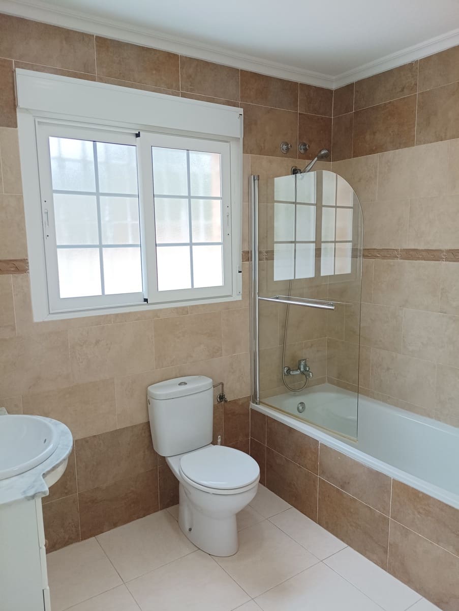 4 makuuhuone Huvila myytävänä paikassa Catral mukana uima-altaan 
autotalli - 425 000 € (Ref: 9588230)