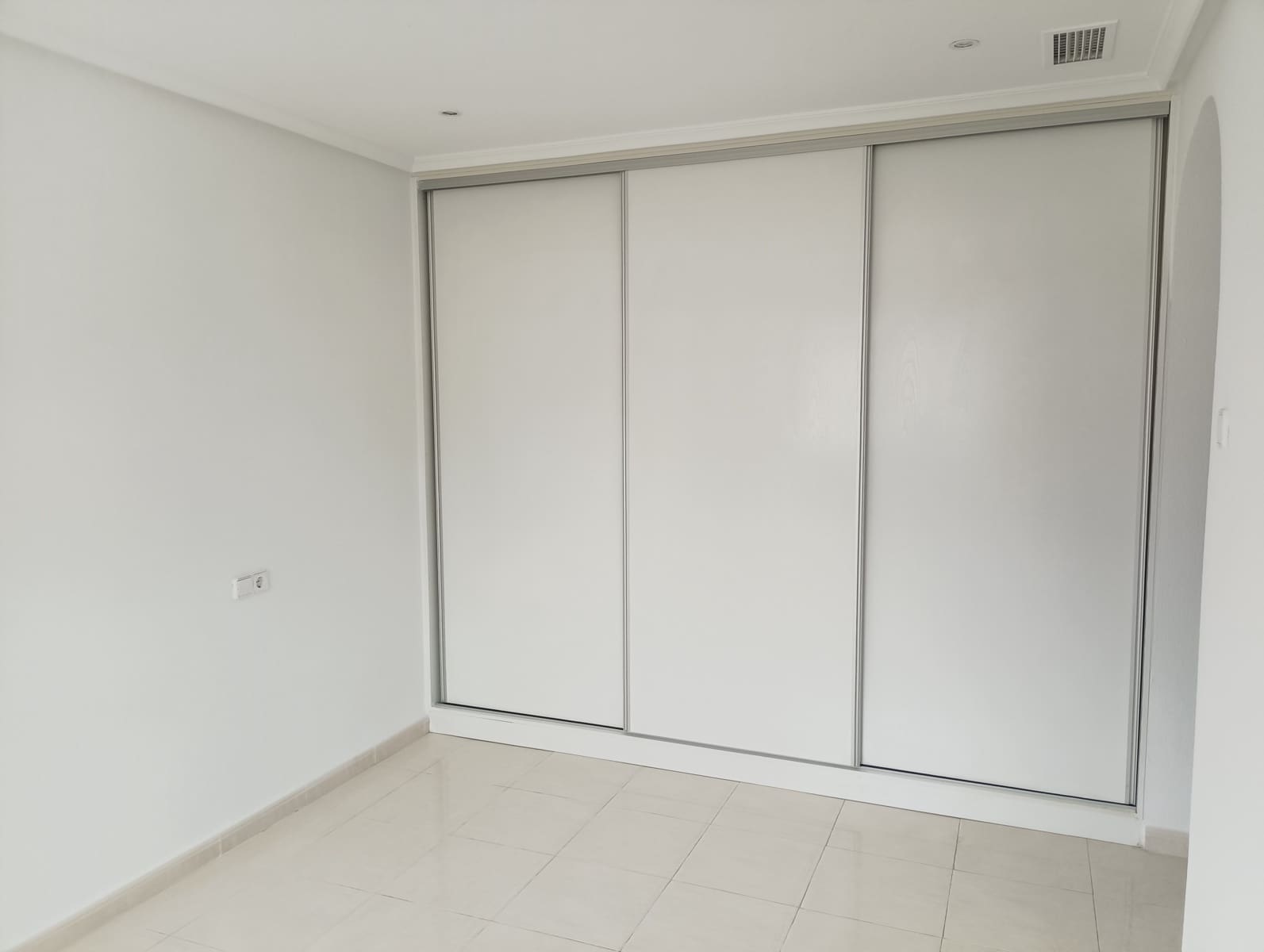 4 makuuhuone Huvila myytävänä paikassa Catral mukana uima-altaan 
autotalli - 425 000 € (Ref: 9588230)