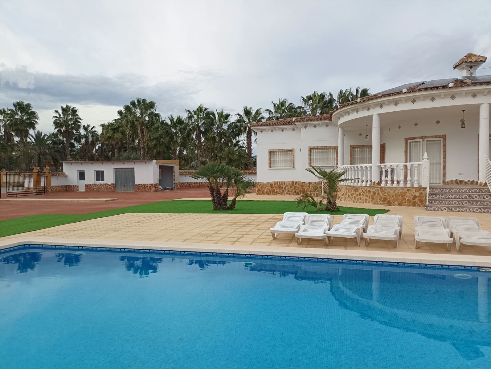 4 makuuhuone Huvila myytävänä paikassa Catral mukana uima-altaan 
autotalli - 425 000 € (Ref: 9588230)