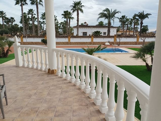 4 makuuhuone Huvila myytävänä paikassa Catral mukana uima-altaan 
autotalli - 425 000 € (Ref: 9588230)