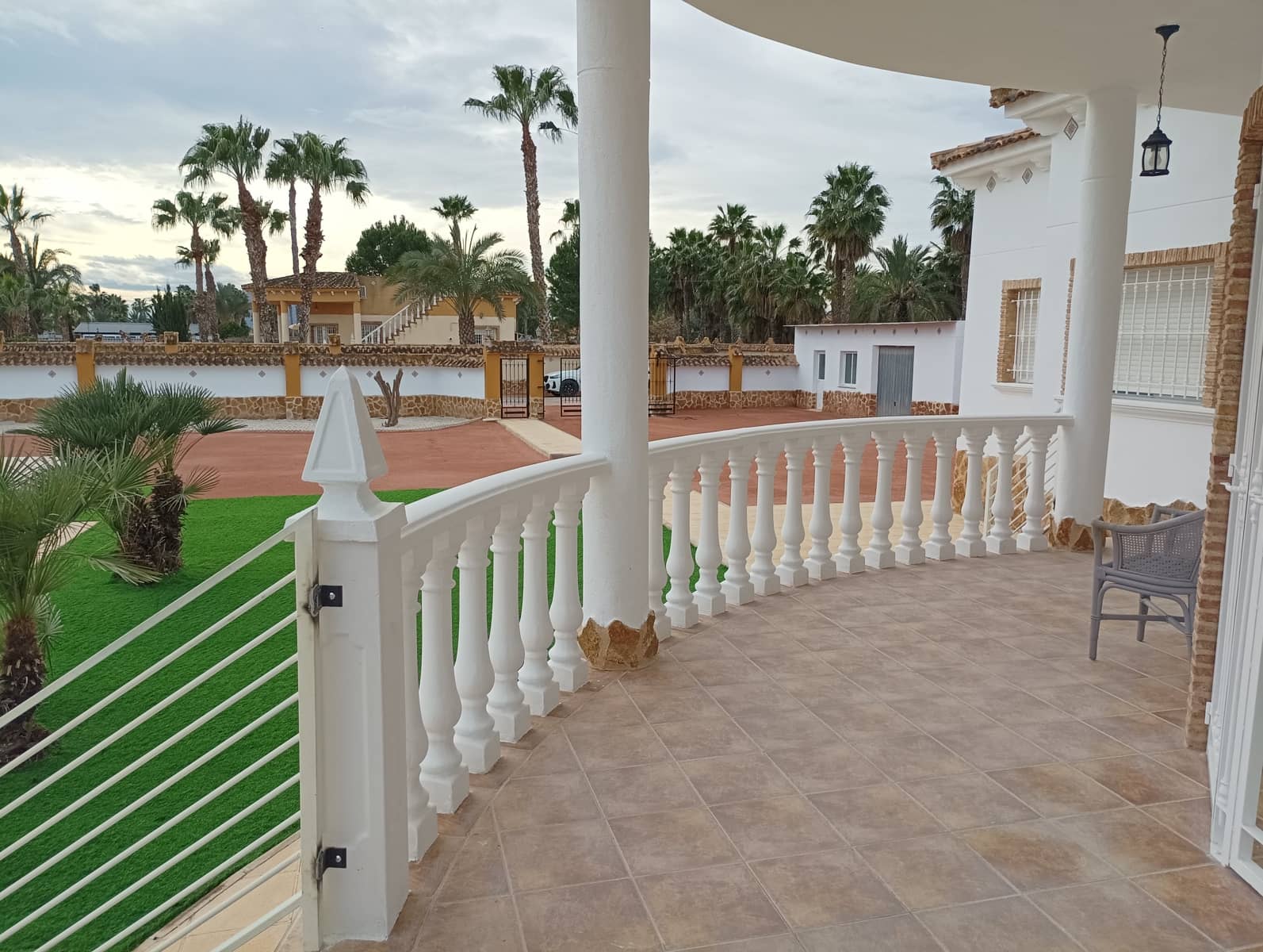 4 makuuhuone Huvila myytävänä paikassa Catral mukana uima-altaan 
autotalli - 425 000 € (Ref: 9588230)