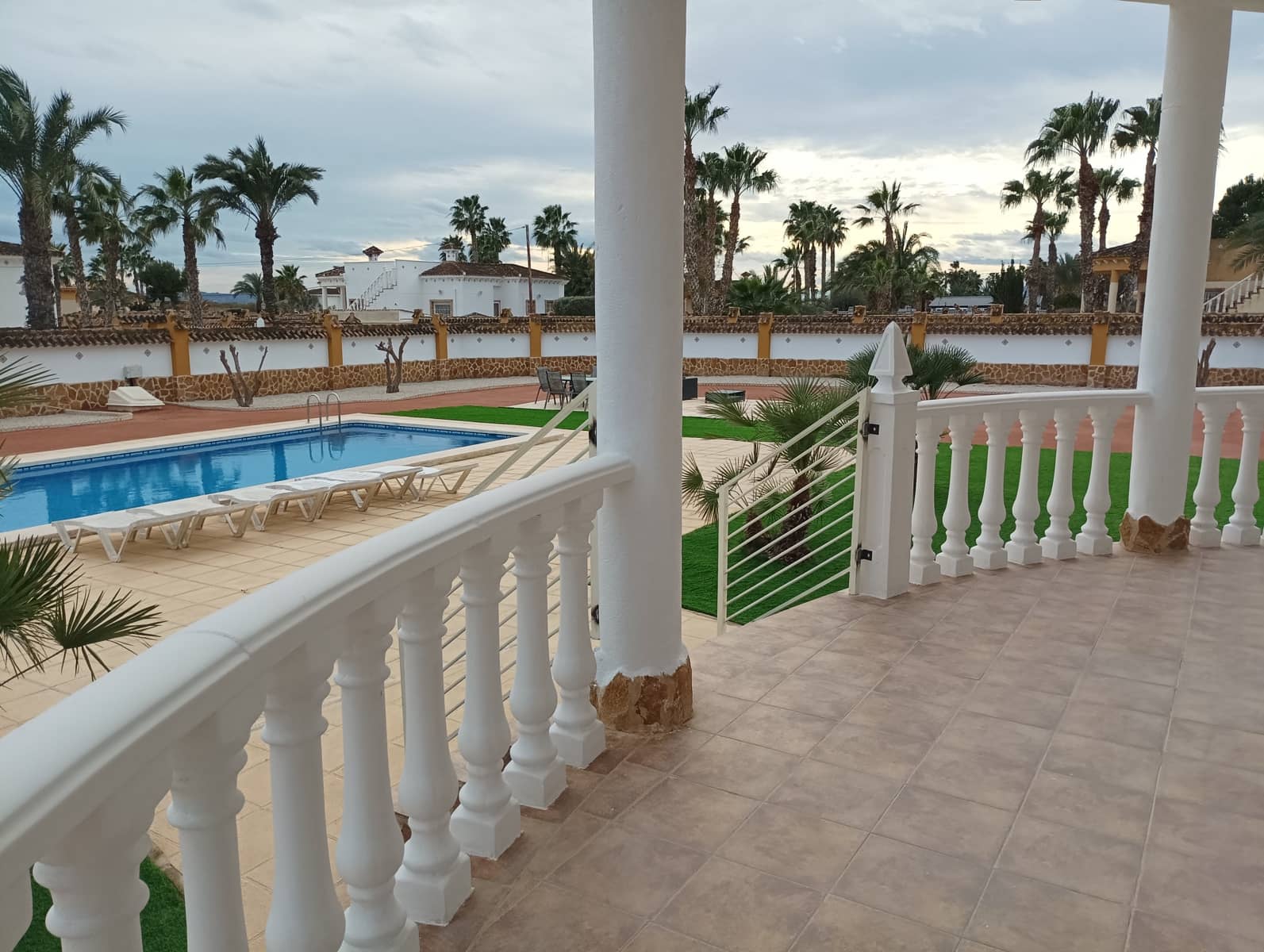 4 makuuhuone Huvila myytävänä paikassa Catral mukana uima-altaan 
autotalli - 425 000 € (Ref: 9588230)