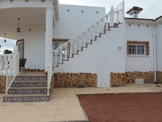 4 makuuhuone Huvila myytävänä paikassa Catral mukana uima-altaan 
autotalli - 425 000 € (Ref: 9588230)