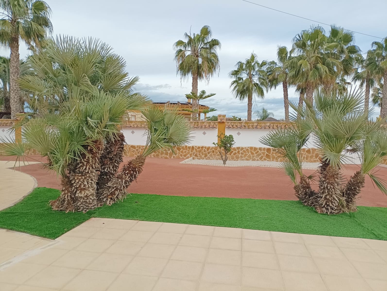 4 makuuhuone Huvila myytävänä paikassa Catral mukana uima-altaan 
autotalli - 425 000 € (Ref: 9588230)