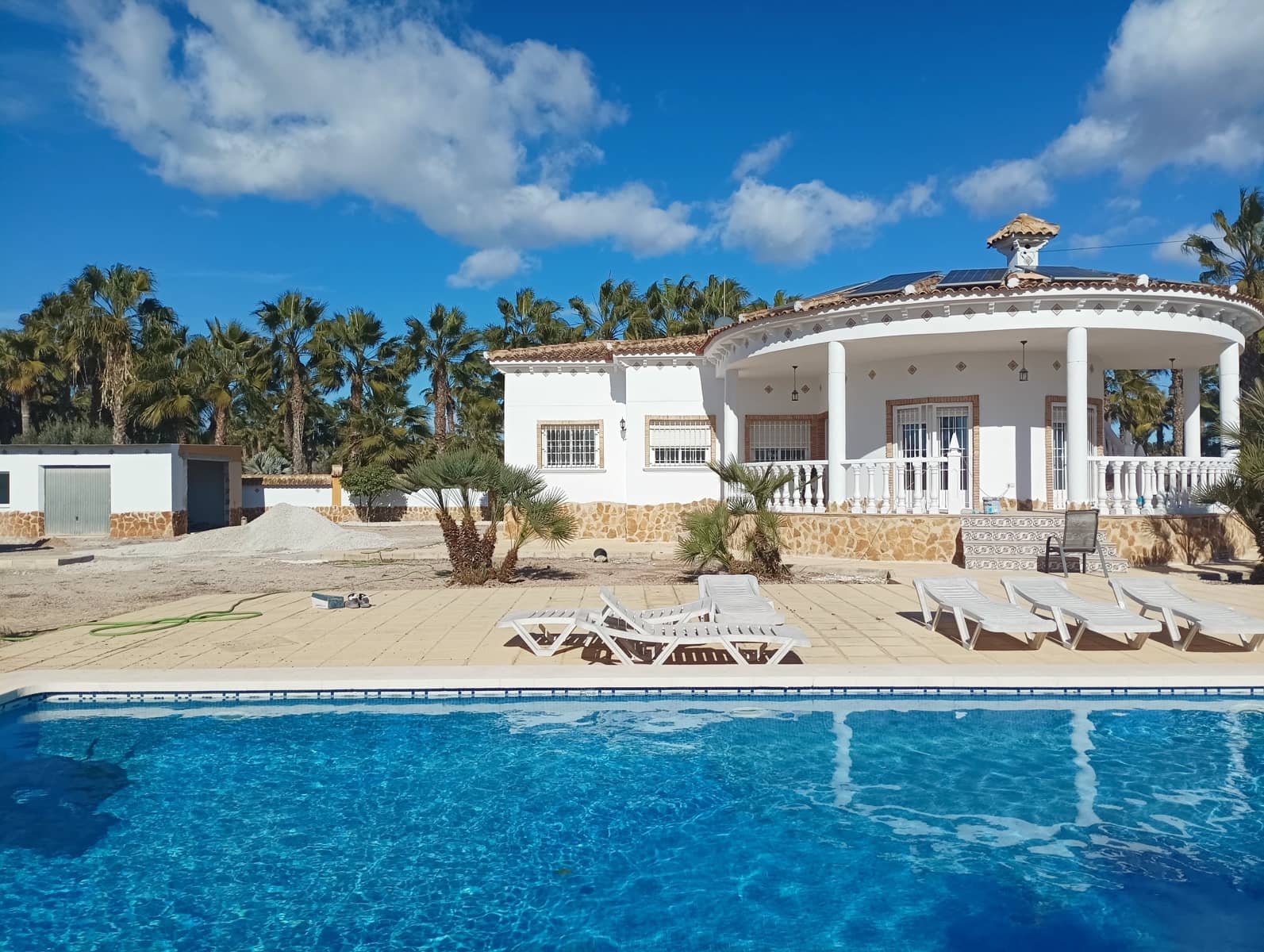 4 makuuhuone Huvila myytävänä paikassa Catral mukana uima-altaan 
autotalli - 425 000 € (Ref: 9588230)