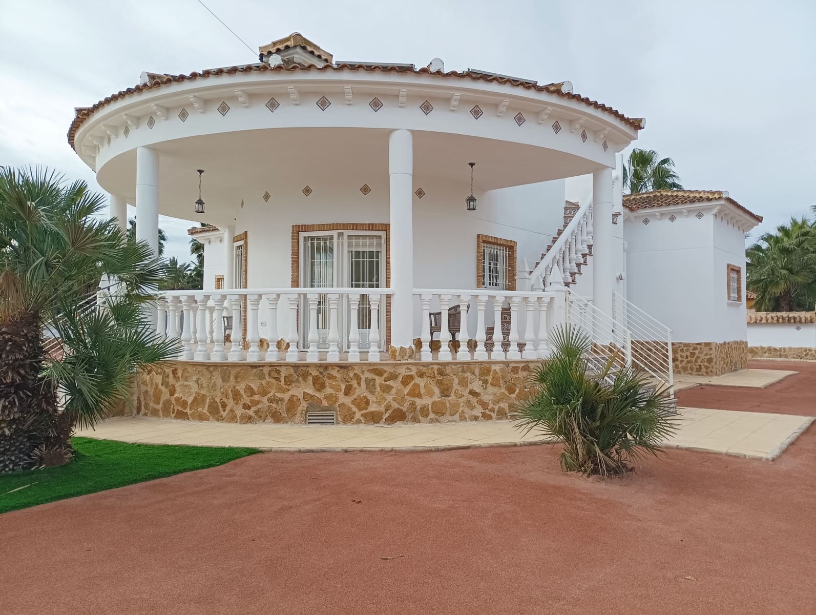 4 makuuhuone Huvila myytävänä paikassa Catral mukana uima-altaan 
autotalli - 425 000 € (Ref: 9588230)