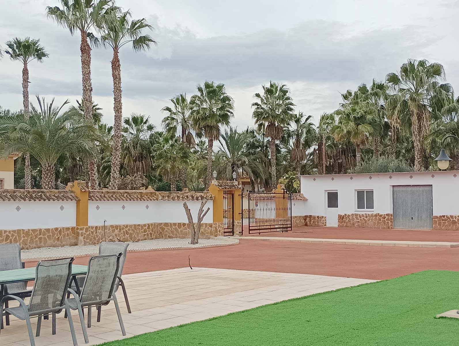 4 makuuhuone Huvila myytävänä paikassa Catral mukana uima-altaan 
autotalli - 425 000 € (Ref: 9588230)