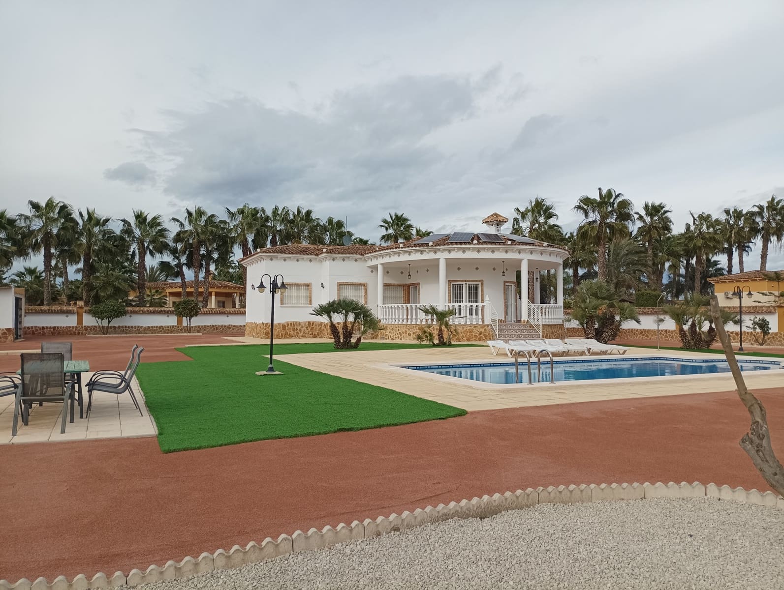 4 makuuhuone Huvila myytävänä paikassa Catral mukana uima-altaan 
autotalli - 425 000 € (Ref: 9588230)