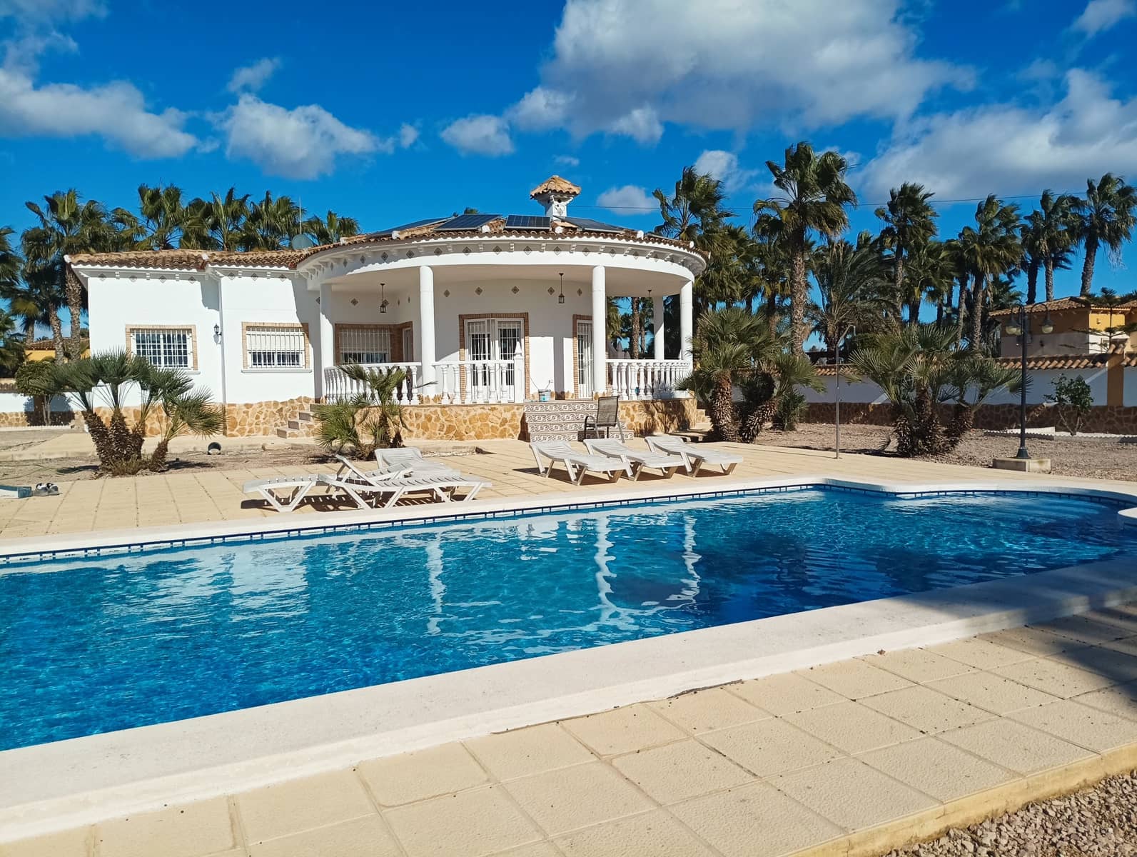 4 makuuhuone Huvila myytävänä paikassa Catral mukana uima-altaan 
autotalli - 425 000 € (Ref: 9588230)