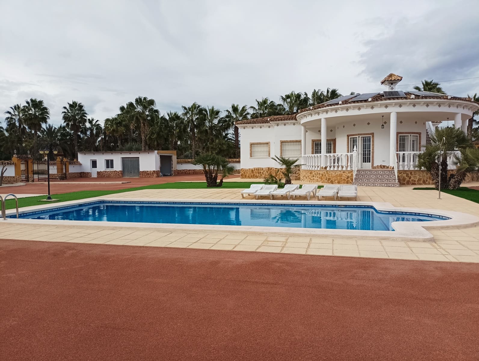 4 makuuhuone Huvila myytävänä paikassa Catral mukana uima-altaan 
autotalli - 425 000 € (Ref: 9588230)