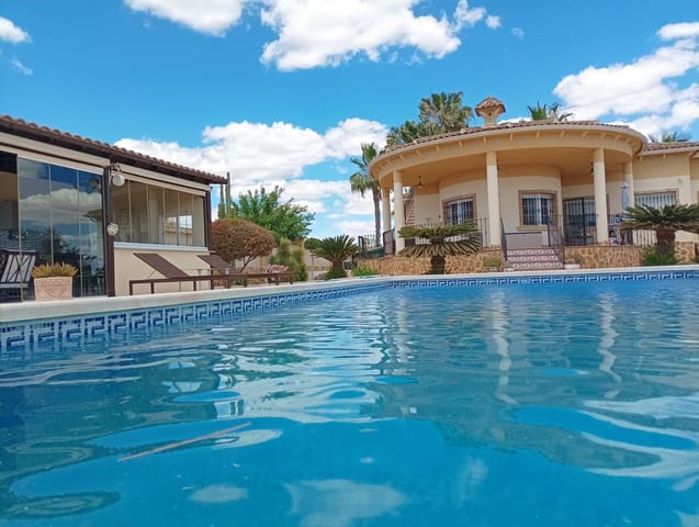 4 Zimmer Villa zu verkaufen in Catral mit Pool Garage - 369.000 € (Ref: 9833177)